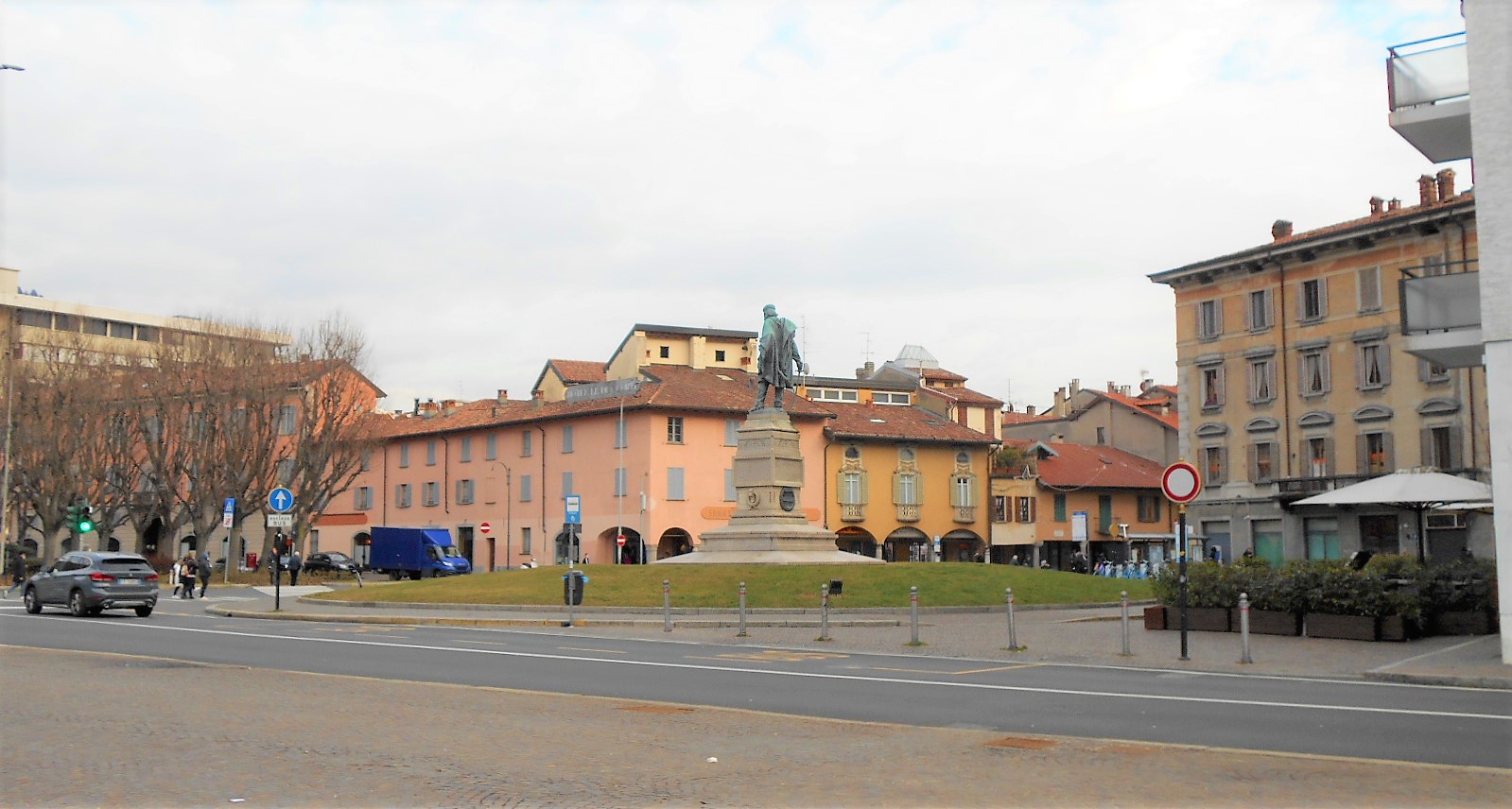 Piazza Vittoria, aggredisce un senzatetto con un bastone