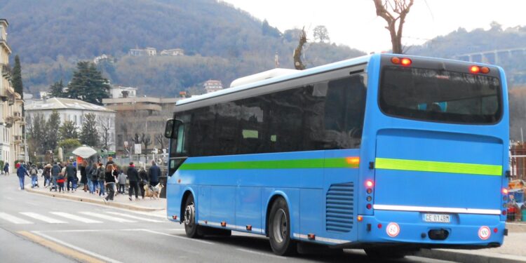 Como pullman autobus sul lungolago. Offerta di lavoro con Asf Autolinee