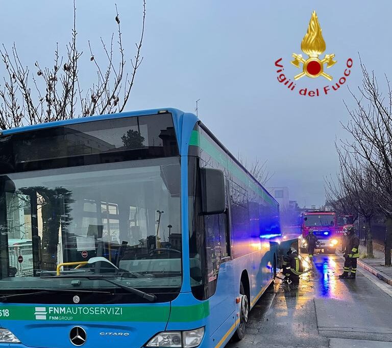 In fiamme il motore di un autobus, vigili del fuoco a Cantù