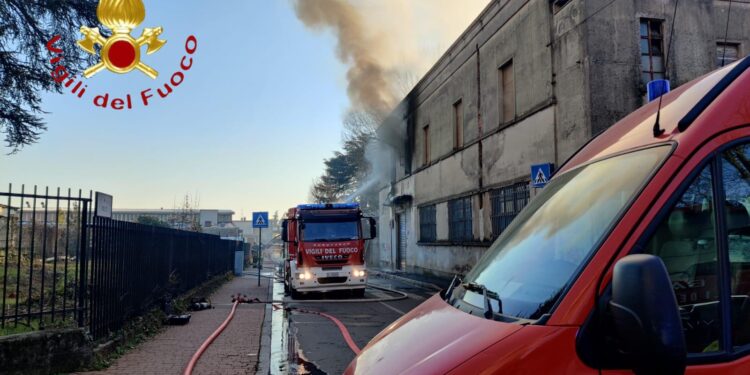 Incendio in un fabbricato dismesso