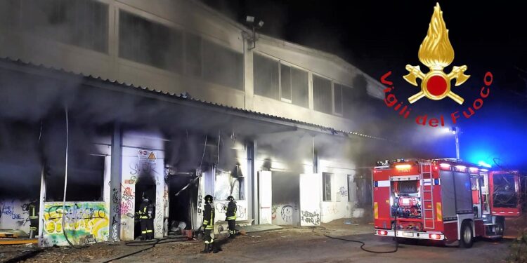 Incendio di materiale abbandonato