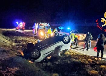 Incidente Cadorago auto ribaltata