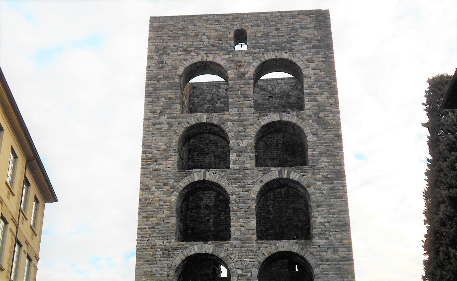 Mura di Como, barriere sulle torri e piante a terra