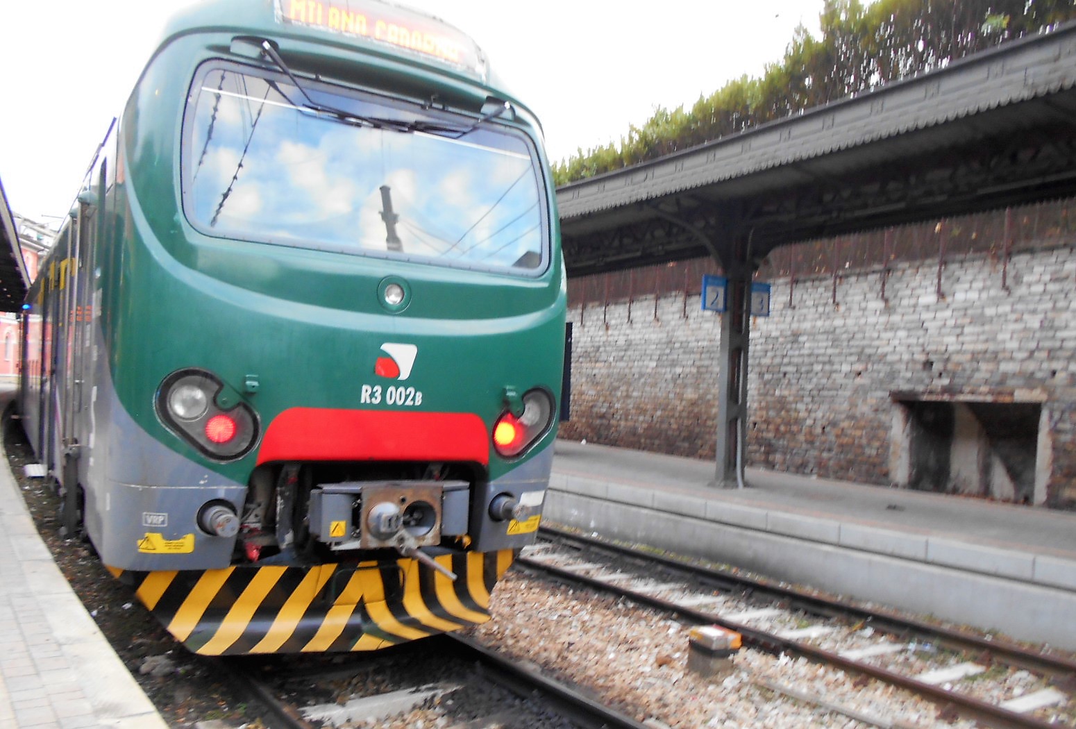 I pendolari e i “cronici ritardi” dei treni: domani il presidio in piazza Lombardia a Milano
