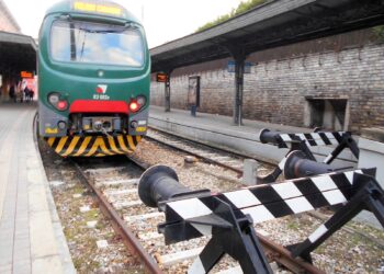 Treno Trenord stazione Como Lago