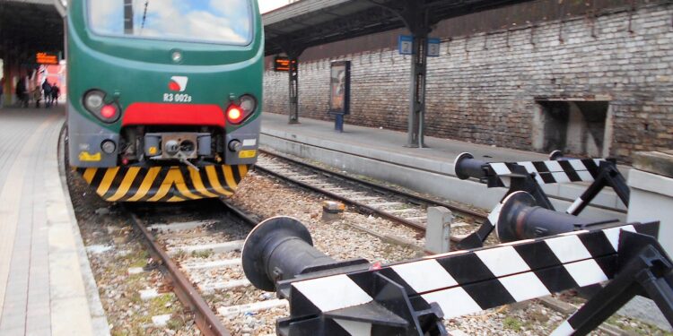 Treno Trenord stazione Como Lago