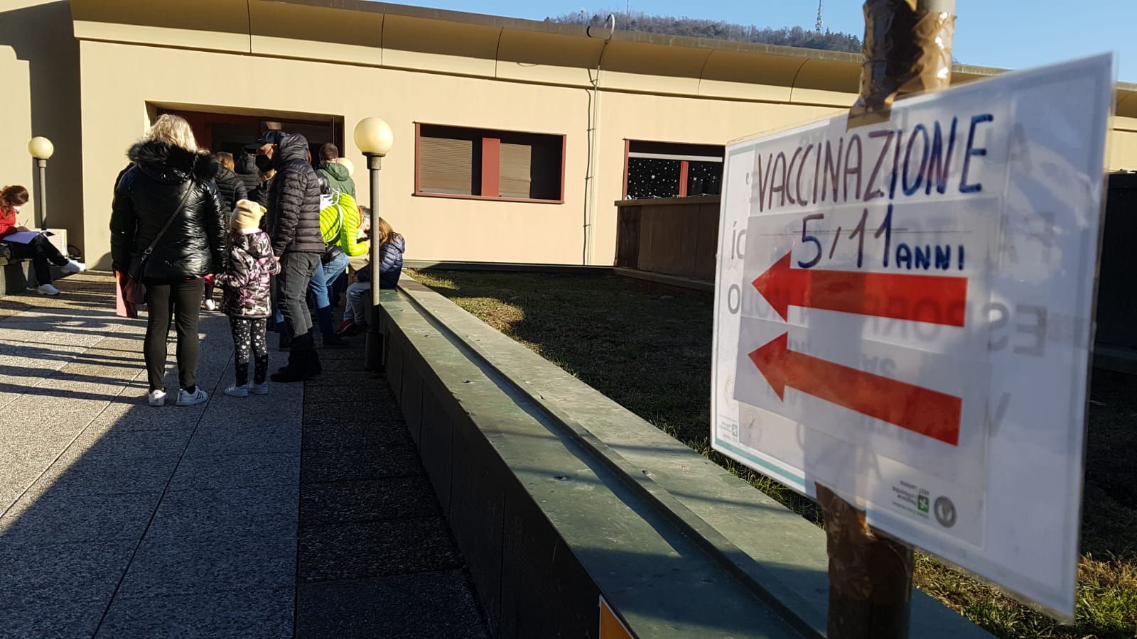 Vaccini ai bambini, più di 500 oggi a Como. Domani iniezioni senza appuntamento