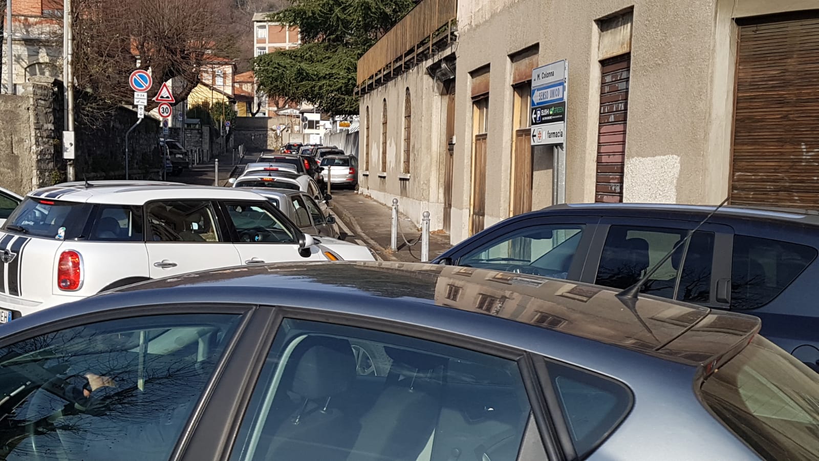 Covid e tamponi a Como, ancora code e traffico in via Napoleona