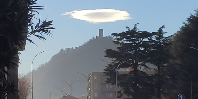 Effetto ufo sopra il Castel Baradello