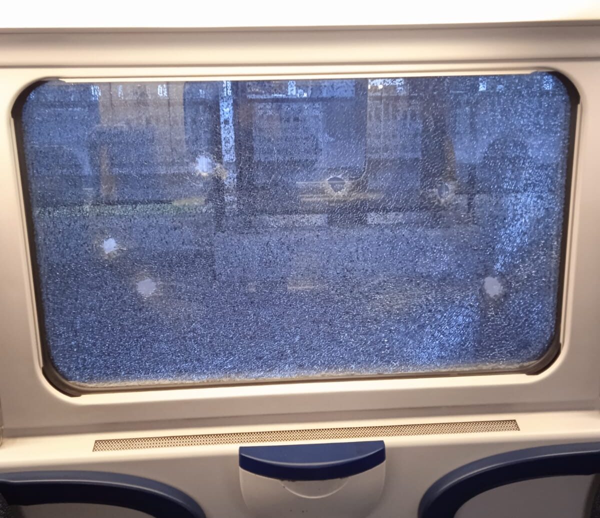 Mazzate contro i finestrini del treno, danni ingenti. Fermato un uomo
