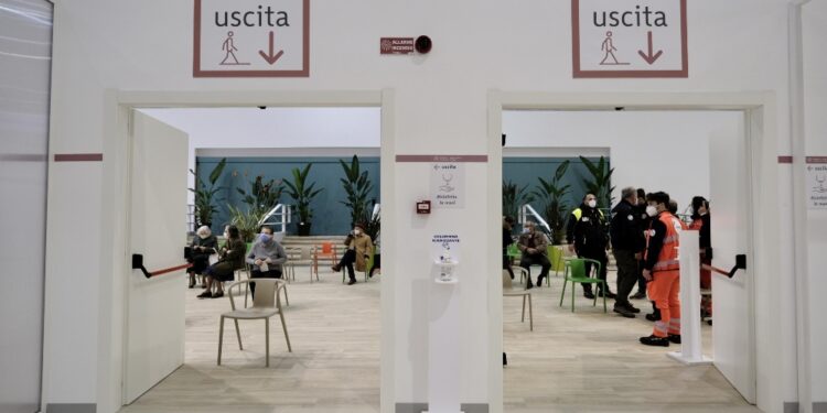 Ci sono 725 persone ricoverate e 57 in terapia intensiva