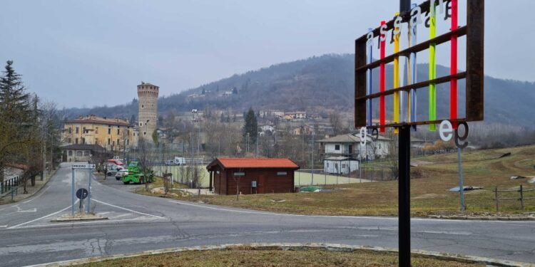 Installato all'ingresso del Paese in provincia di Cuneo