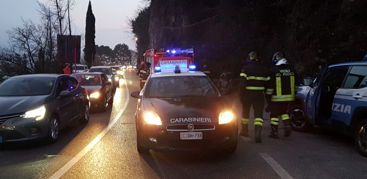 Tragico incidente sulla Regina, scontro tra auto e moto. Muore 21enne comasco