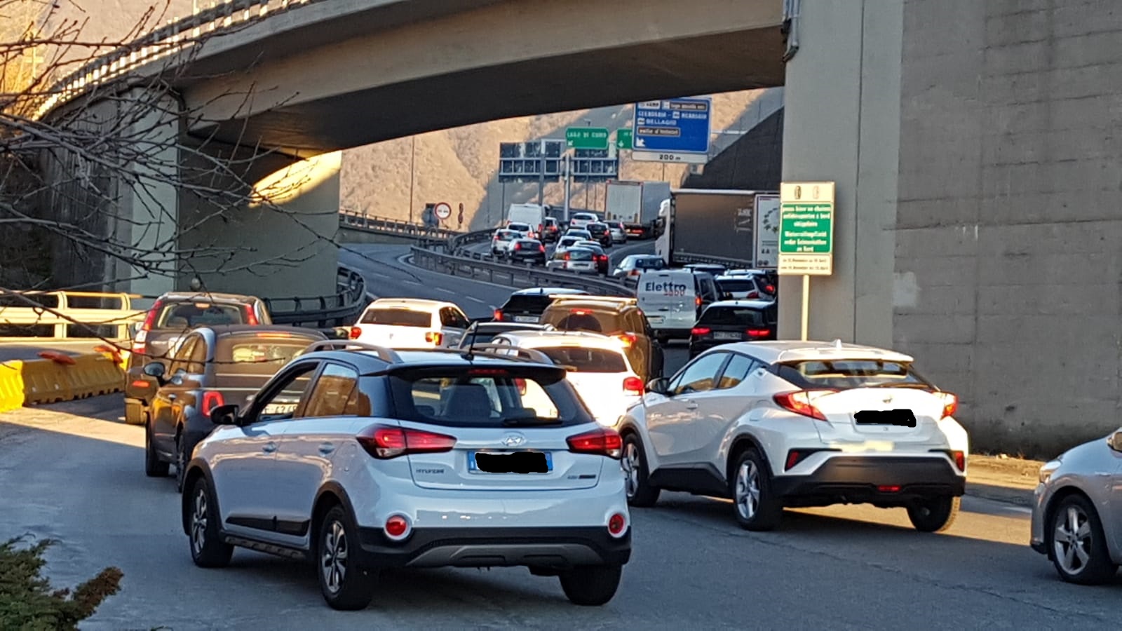 Lavori sull’autostrada A9, è subito caos. Disagi fino all’estate