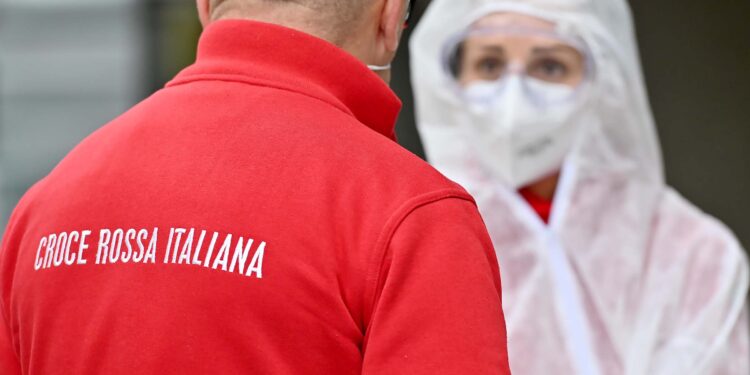 Emergenza Covid, coronavirus a Como, volontari della Croce Rossa
