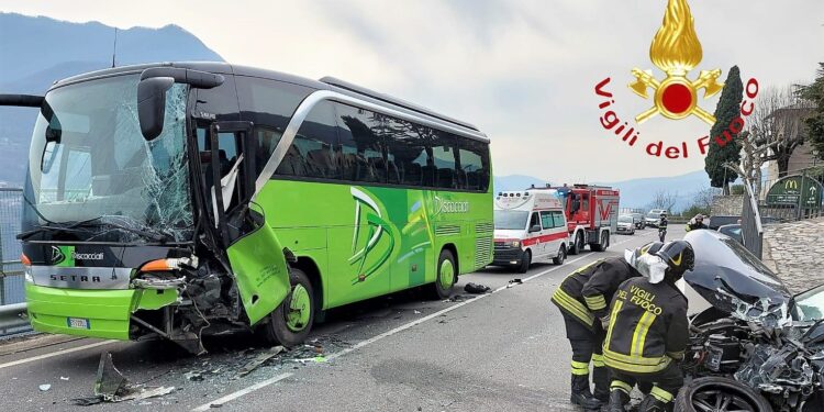 Scontro frontale vettura-bus