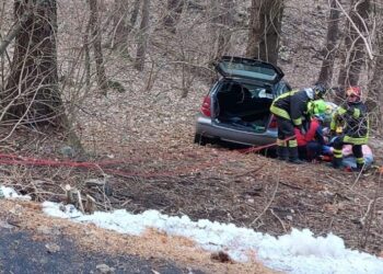 Soccorso a San Primo: l'intervento per una vettura condotta da un 80enne finita fuori strada. Ferita la persona al volante