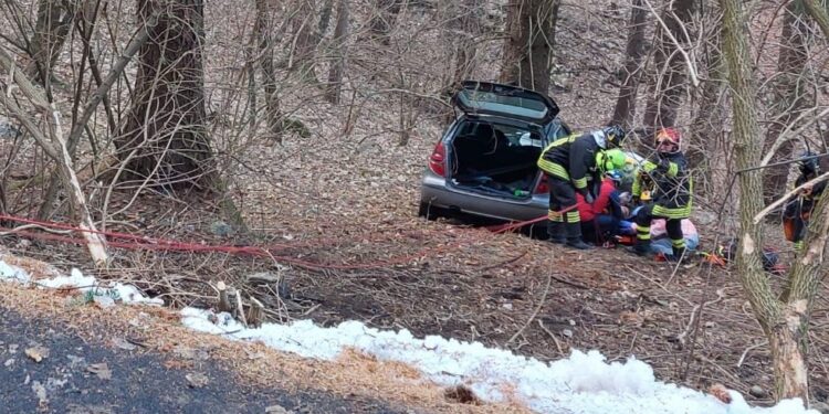 Soccorso a San Primo: l'intervento per una vettura condotta da un 80enne finita fuori strada. Ferita la persona al volante