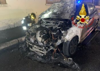 Auto in fiamme a Erba