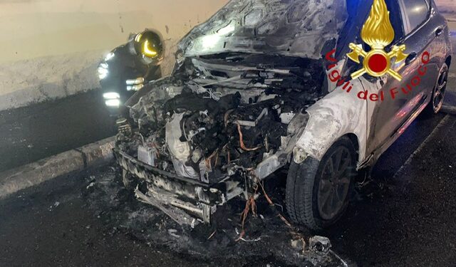 Auto in fiamme a Erba