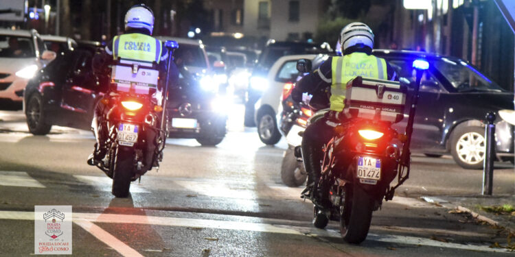 Neopatentato guida folle. Polizia locale Como