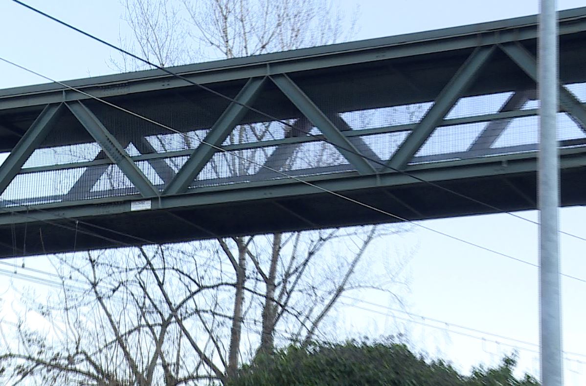 Sassi dal ponte in via Castelnuovo, indagini della polizia