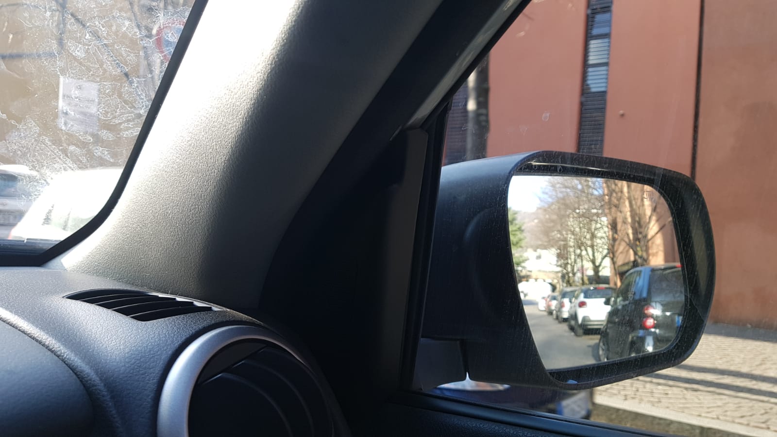 Tentata truffa dello specchietto, 24enne denunciato