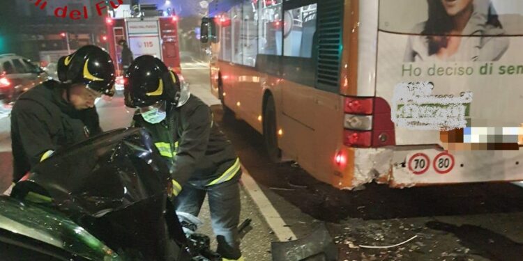 incidente in via varesina, auto contro pullman, vigili del fuoco