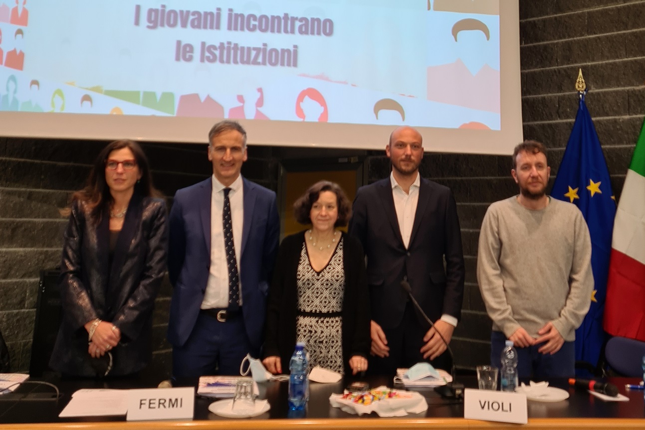 I giovani incontrano le istituzioni, tappa all’Itis Magistri Cumacini