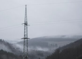 rete per cellulari e internet scarsa, nella foto: traliccio montagne foschia