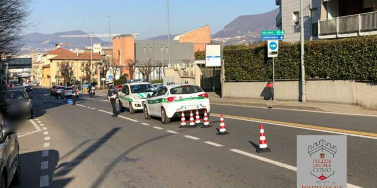 Si apre una buca in via Bellinzona