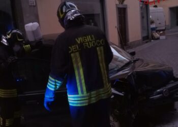 70enne sfonda vetrina a como incidente vvf 11 marzo 2022 web