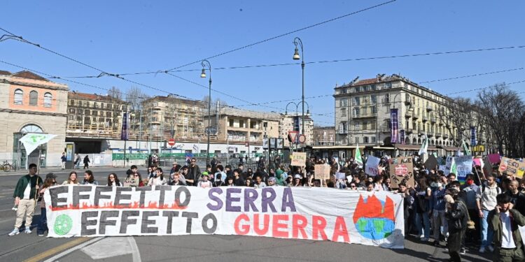 Migliaia giovani a corteo Torino. C'è anche ex sindaca Appendino