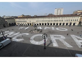 Comparsa in piazza San Carlo. Associazione 2050