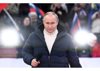Lo zar con il costosissimo capo sul palco dello stadio di Mosca