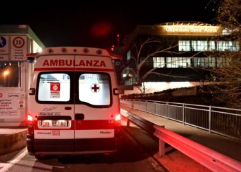 Tornano a salire i malati Covid in terapia intensiva NELLA FOTO: Ospedale Sant’Anna di Como ripreso in notturna