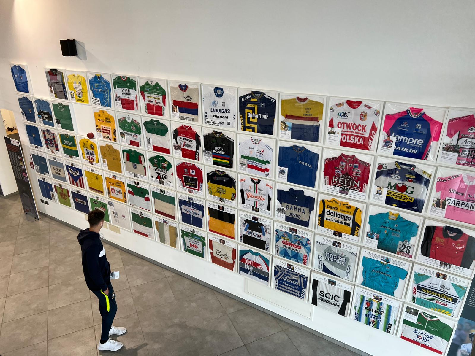 Cataldo dona la sua  maglia al Museo del Ghisallo