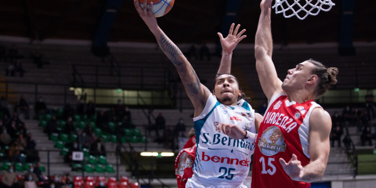 Pallacanestro. Piacenza Cantù