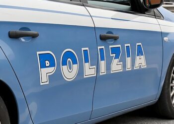 rubano al supermercato auto polizia