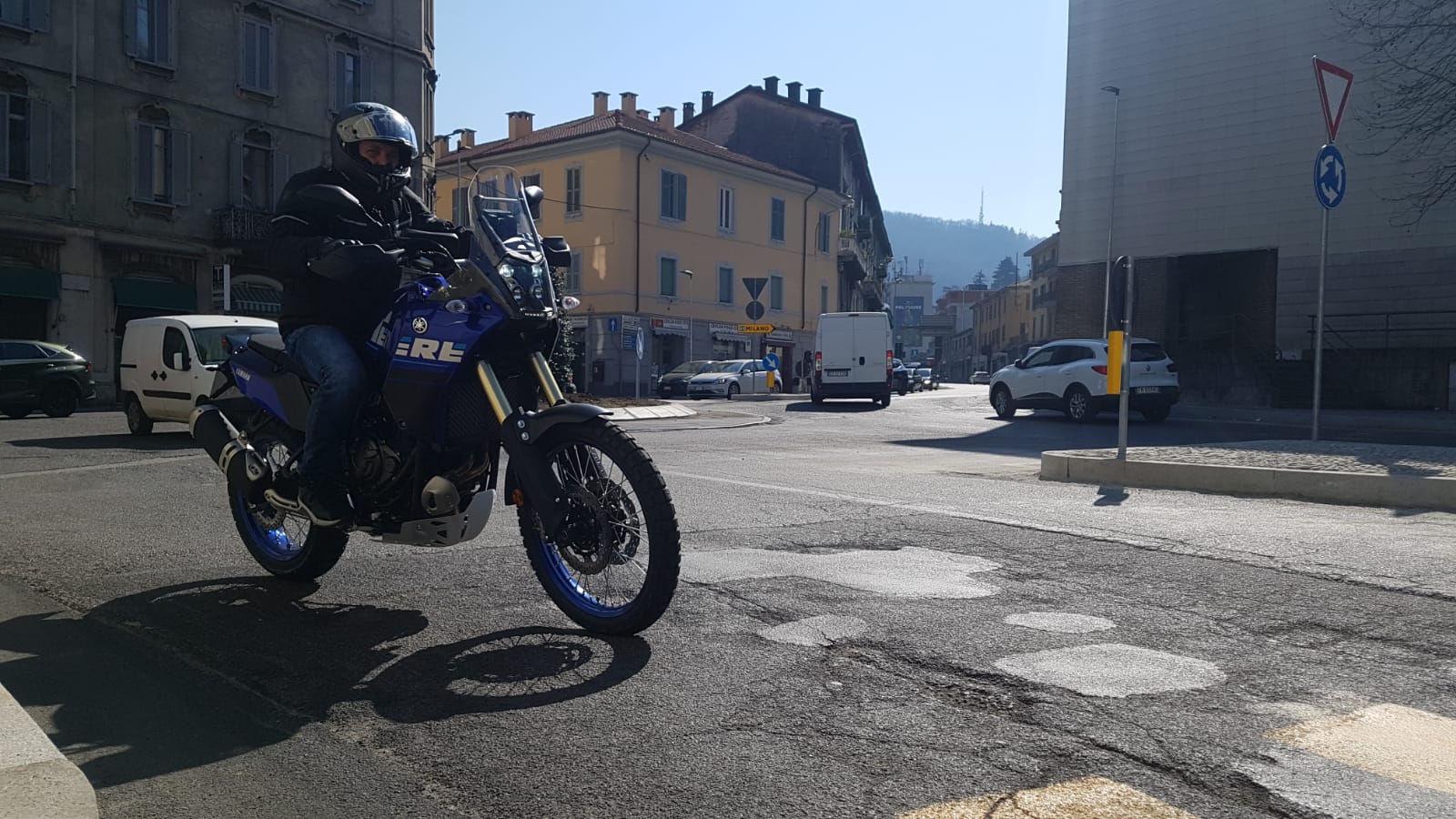 Rotatoria in piazza San Rocco, asfalto e verde ancora da sistemare