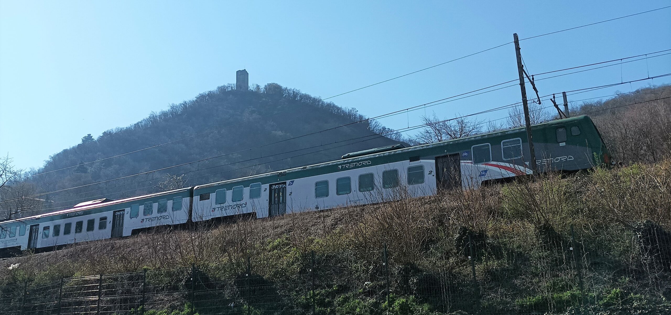 Lavori sulla linea Como-Lecco, pendolari costretti a prendere il bus: “L’ennesima estate di difficoltà”