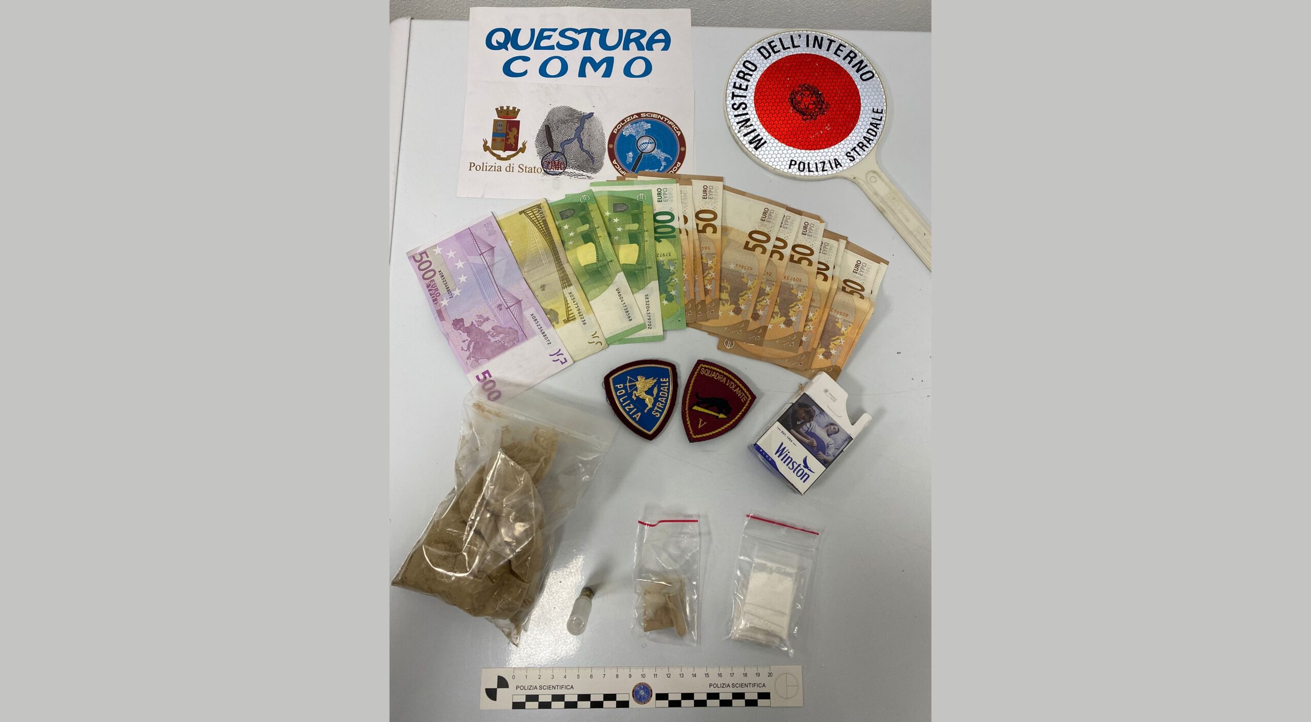 Americano in autostrada con droga e contanti