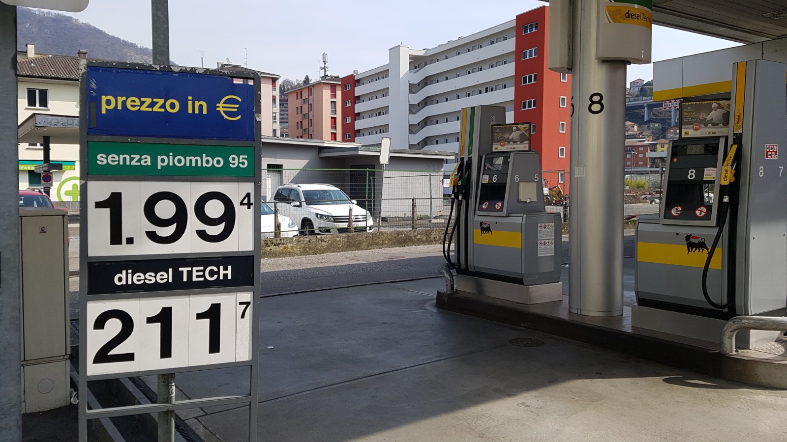 Caro carburante, in Svizzera tornano i pendolari del pieno