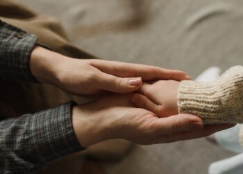 Profughi dall'Ucraina. nella foto la mano di un adulto tiene quella di un bambino