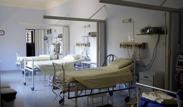 picco di contagi, nella foto una camera di ospedale