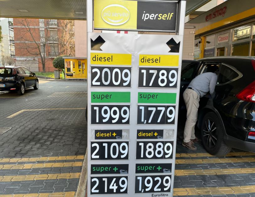 Storica inversione, la benzina in Italia costa meno che in Svizzera