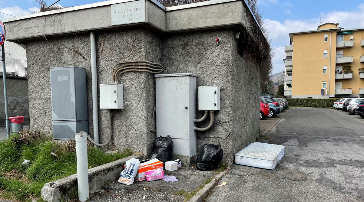 Degrado urbano: topi in via Bellinzona, materasso a Rebbio