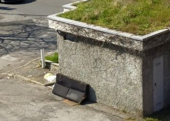 Sedile d'auto abbandonato in strada a Como