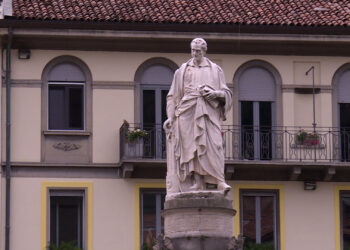 La statua di Alessandro Volta a Como