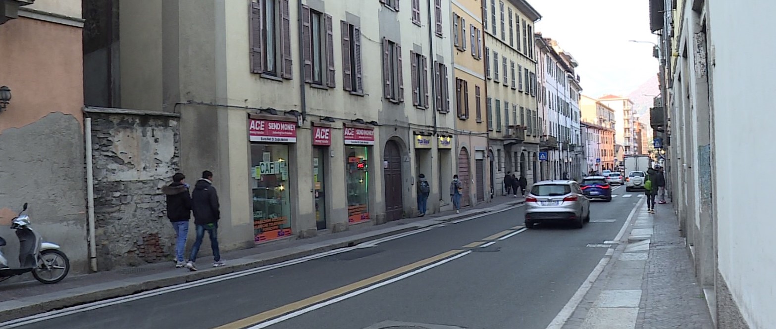 Furto in un negozio di telefonia a Como